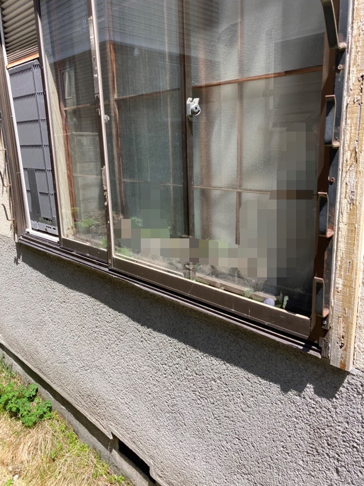 外壁の亀裂補修　及び　窓ガラスの交換工事